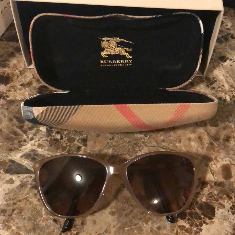 Burberry Sunglasses 🕶